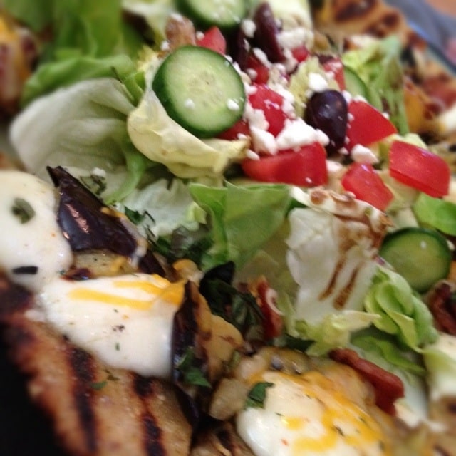 Veggie Blast Week, Part 1: Mediterranean (inspired) flatbread and salad
